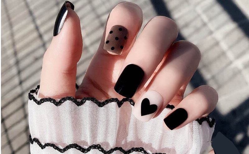 Mẫu nail tay đen trắng hoạ tiết trái tim