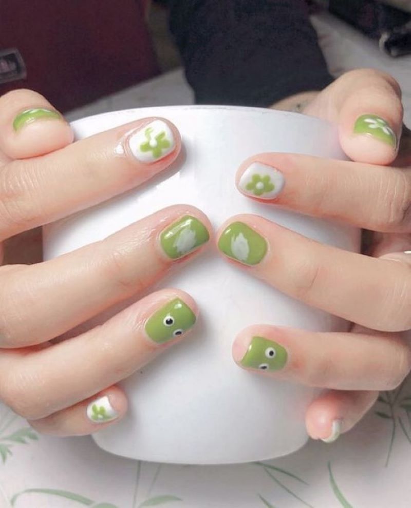 Thiết kế nail màu xanh bơ vẽ hoa xinh