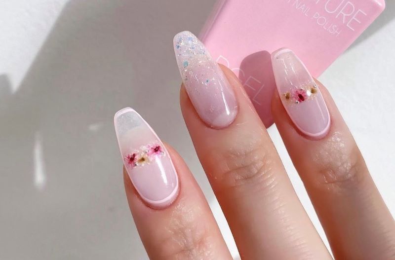 mẫu nail vẽ hoa nhẹ phối chút kim tuyến 