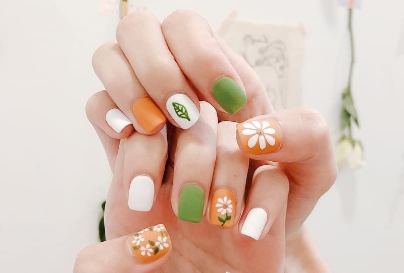 Mẫu nail hoa cúc trắng hoa lá 