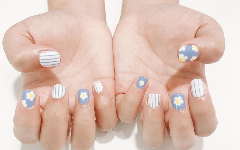 Mẫu nail hoa cúc trắng nhiều màu 