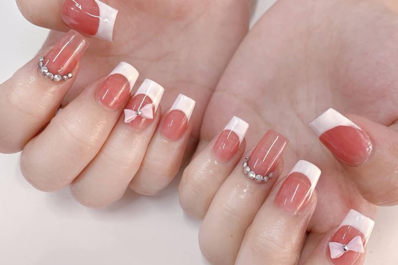 Nail kiểu Pháp hai màu 