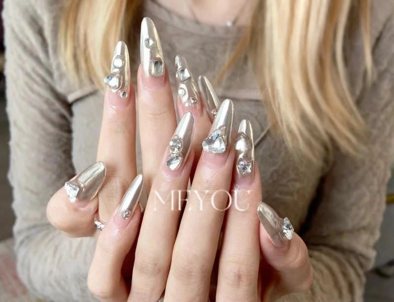 Nail tráng gương đính charm đá sang trọng