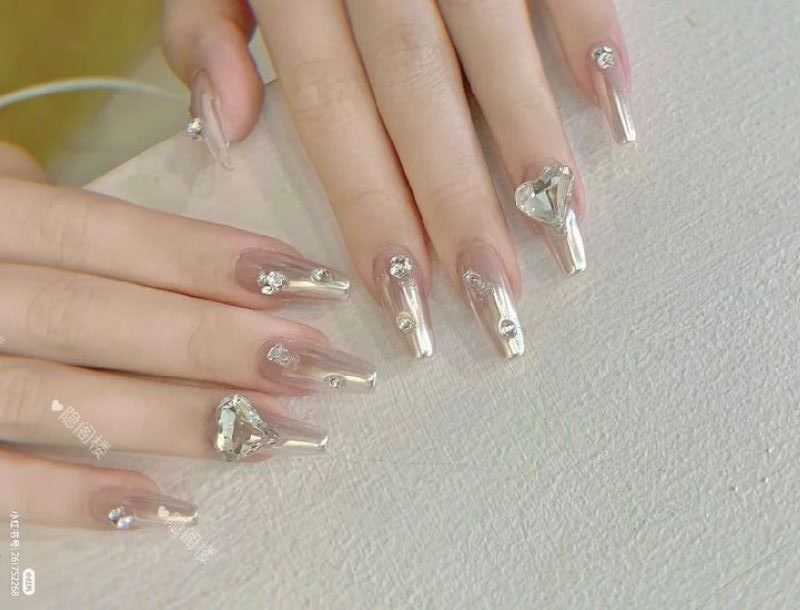 Nail tay cho móng nhọn màu bạc mix hồng