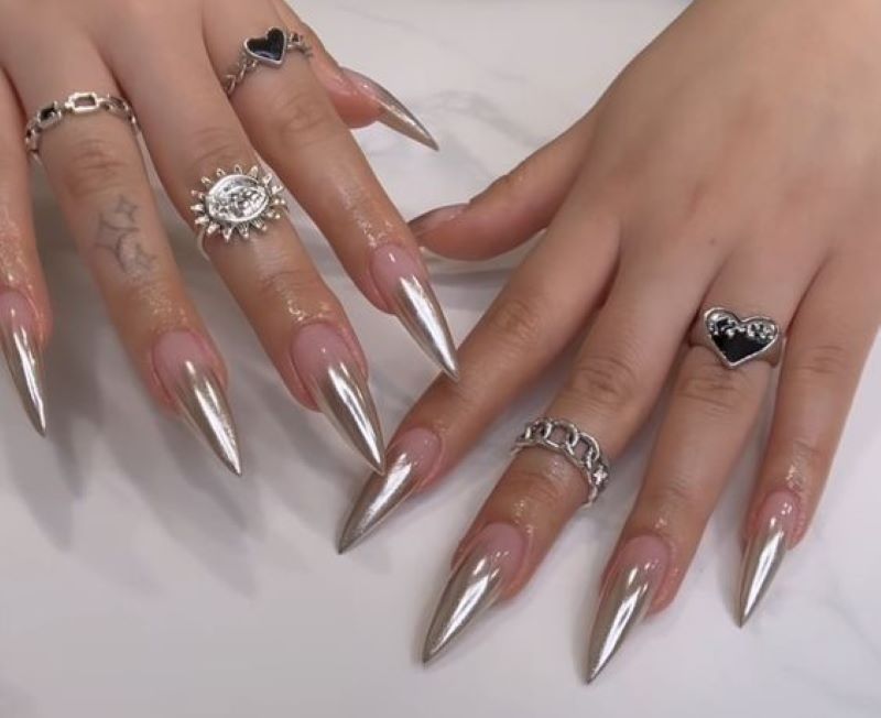 Nail tay cho móng nhọn màu bạc mix hồng