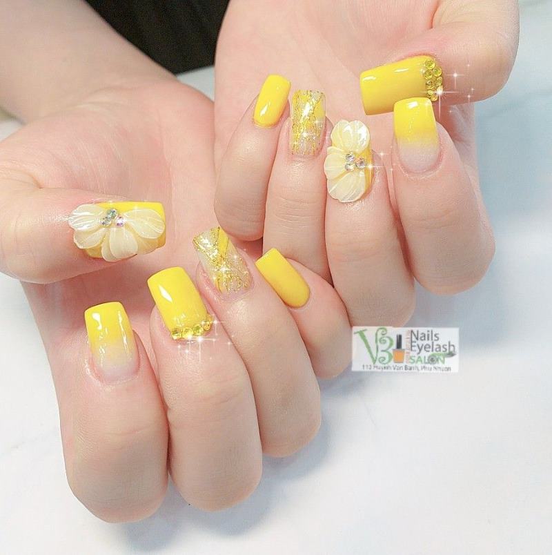 nail màu vàng đính đá nhẹ nhàng tiểu thư