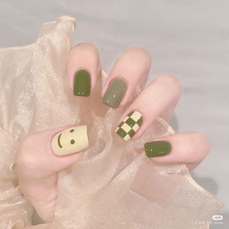 Mẫu nail hoạ tiết mặt cười đáng yêu cá tính màu xanh bơ 