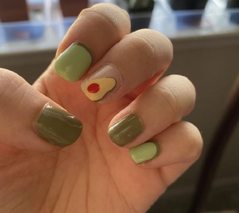 Thêm chút sơn bóng cho nail quả bơ móng ngắn 