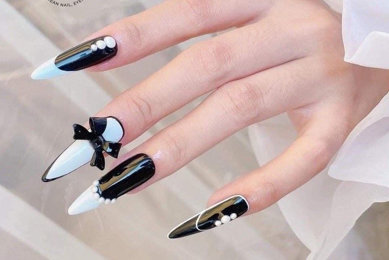 nhẹ nhàng phá cách với mẫu nail đen trắng charm nơ 