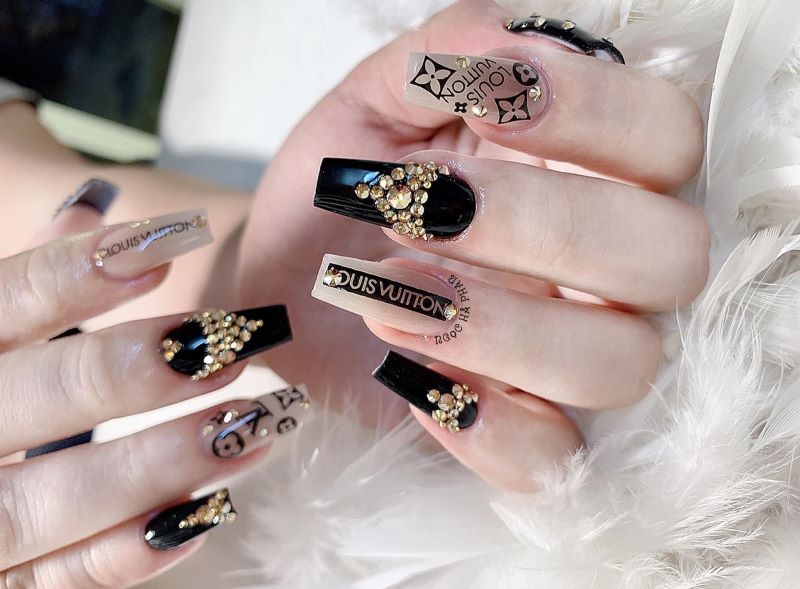 nail gucci phối màu xen kẽ