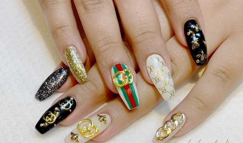 nail gucci sang trọng mix màu xen kẽ