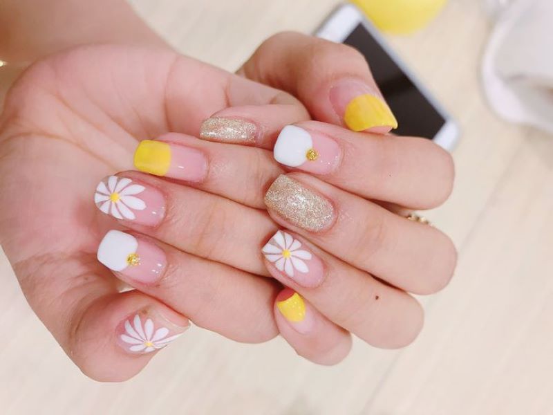 Mẫu nail hoa cúc trắng nhiều màu 