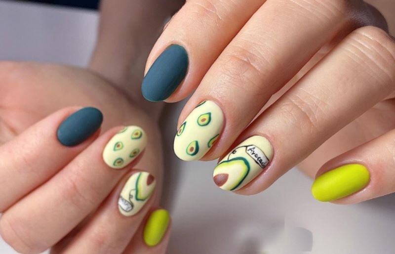 Mẫu nail quả bơ phối nhiều màu tạo nên sự độc đáo 