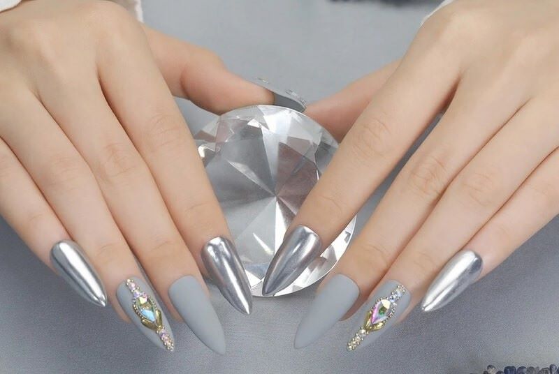 mẫu nail màu xám không kén chọn