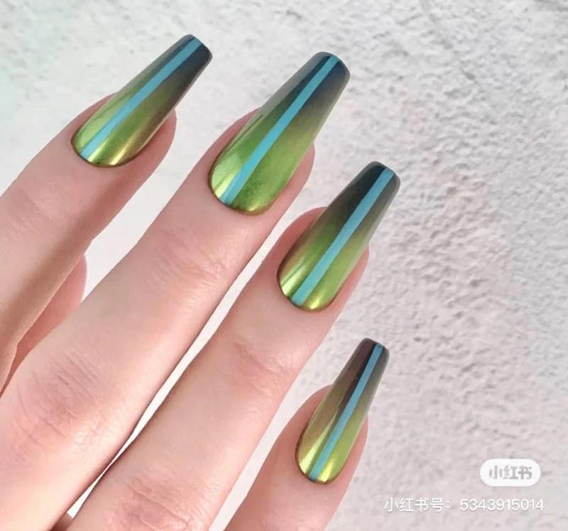 Nail tay tráng gương màu xanh lá ombre phối nhũ tăng sự phá cách