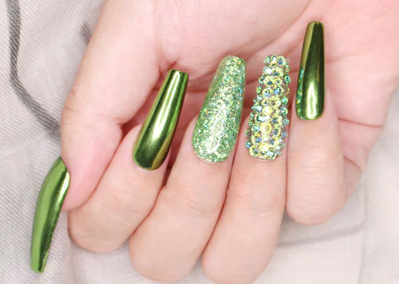 Nail màu xanh lá đính charm kim tuyến tươi mát mà mới lạ