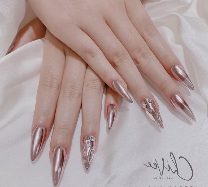 Nail cho móng nhọn kim tuyến nổi bật cho đôi tay 