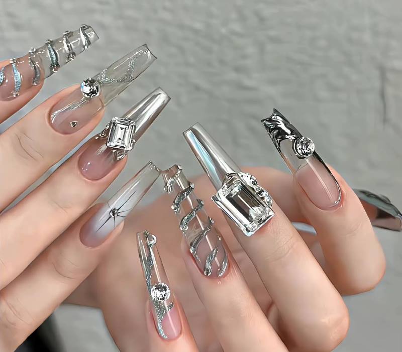 Nail tay với charm độc lạ mà cực sang chảnh cho nàng thích sự khác bọt