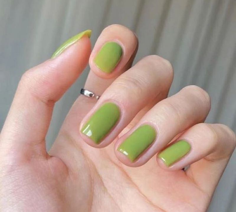 Đơn giản với mẫu nail màu xanh bơ tron·