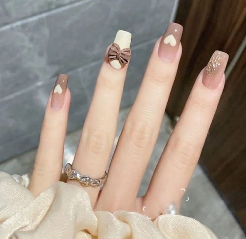 Mẫu nail trắng nâu đính nơ xinh