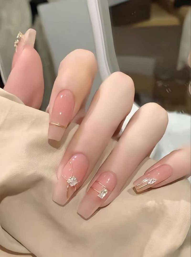 Thiết kế nail màu hồng đính đá đẹp