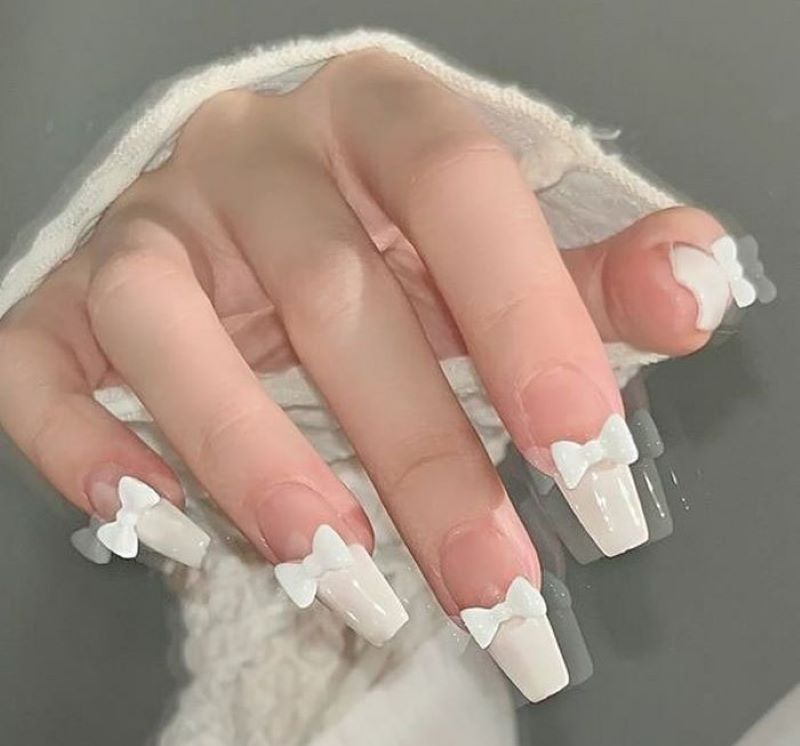 Nail màu trắng phối đá xinh