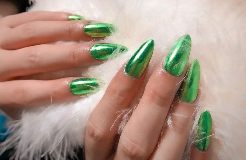 Nail màu xanh lá đính charm kim tuyến tươi mát mà mới lạ