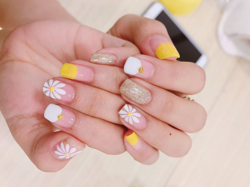 Mẫu nail vẽ hoa đơn giản cho hoạt động hàng ngày