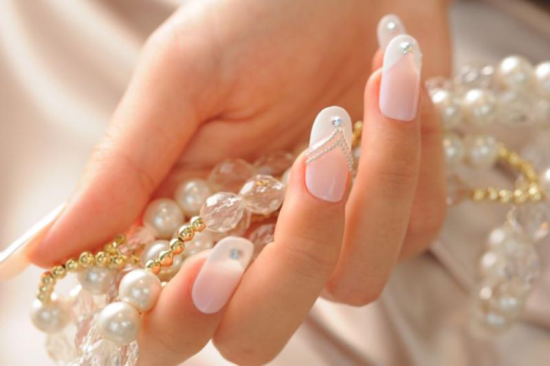 Mẫu nail đính ngọc trai