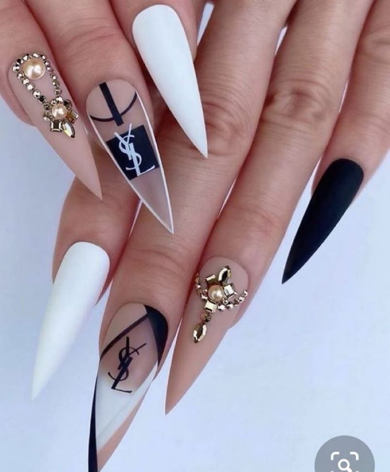 Mẫu nail đen trắng đính đá đẹp