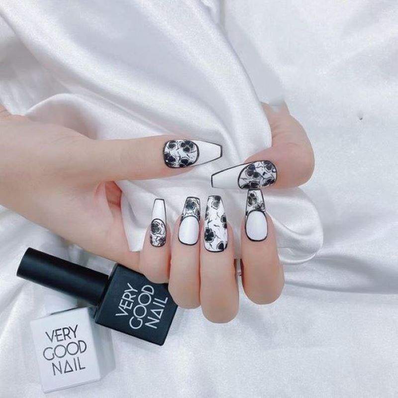 Mẫu nail đen trắng hoạ tiết